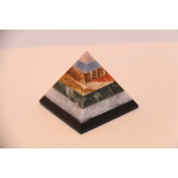 Pyramide en Pierre minéraux variées