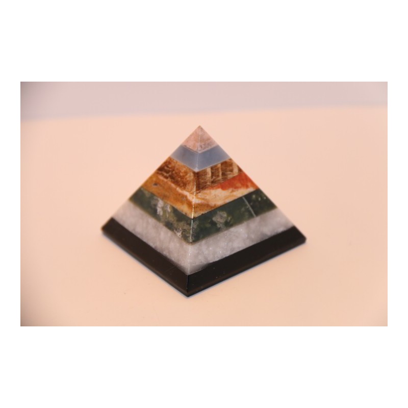 Pyramide en Pierre minéraux variées