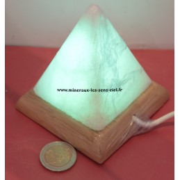 Pyramide en lampe de sel multicolore de l'Himalaya