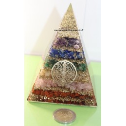 Pyramide en Orgonite avec pierres 7 chakras et Fleur de vie