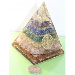 Pyramide en Orgonite avec pierres 7 chakras et médaillon Fleur de vie avec les signes 7 Chakras