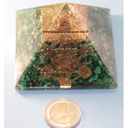 Pyramide en  orgonite pierre Malachite et Archange Métatron