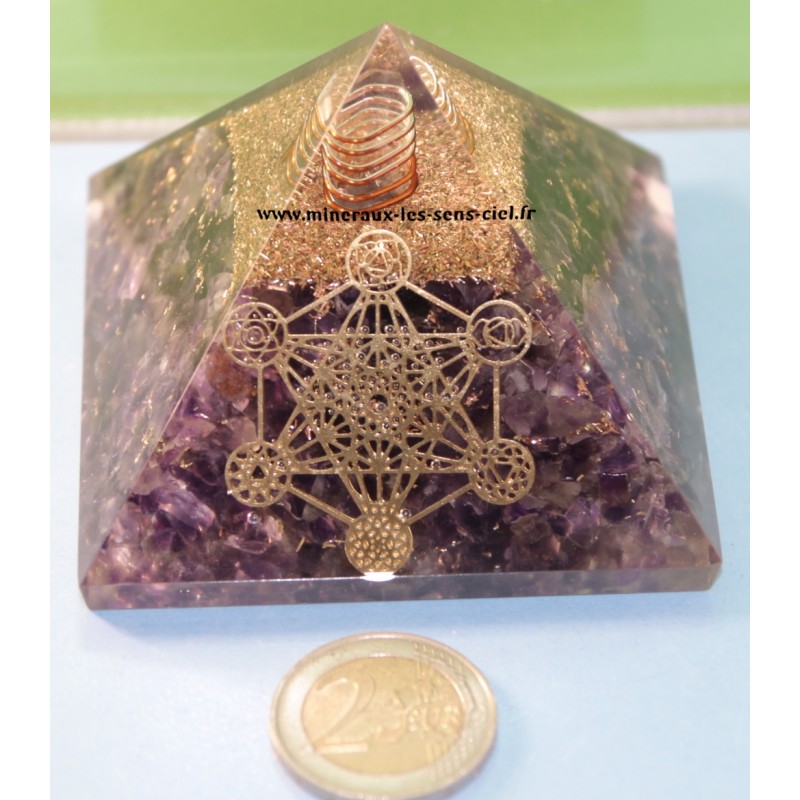 Pyramide en orgonite pierre améthyste avec l’archange Métatron