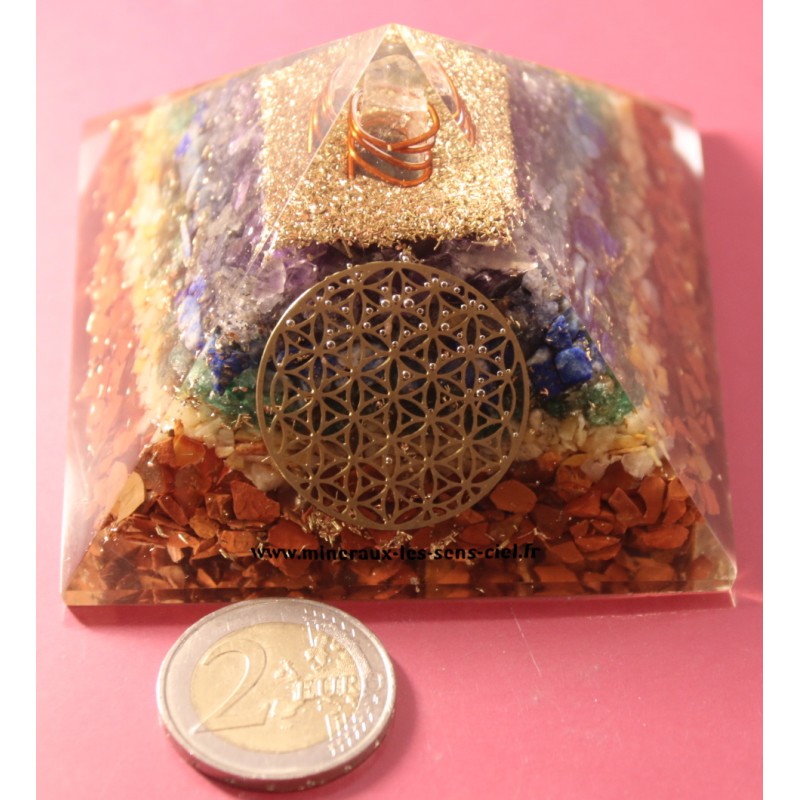 pyramide en orgonite 7 chakras avec fleur de vie et capteur d'énergie