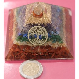 Pyramide en orgonite 7 chakras et fleur de vie