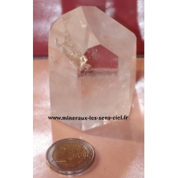 pointe de pierre quartz ou cristal de roche brut poli