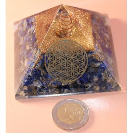 Pyramide en orgonite pierre lapis lazuli sur fleur de vie