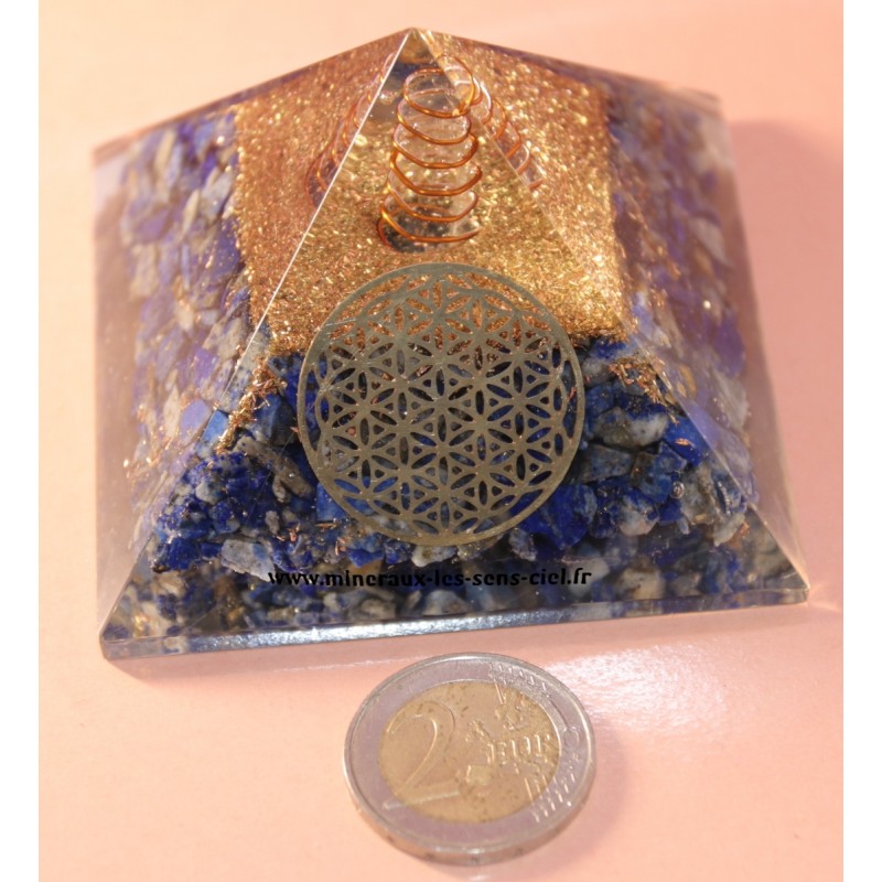Pyramide en orgonite pierre lapis lazuli sur fleur de vie