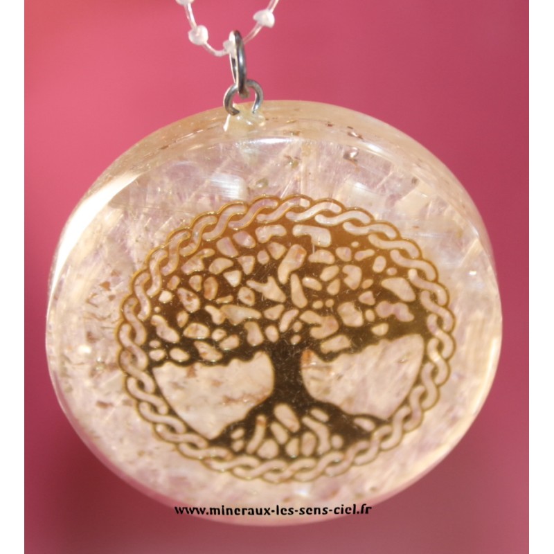 pendentif arbre de vie sur orgonite sur de la sélénite