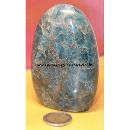 bloc de pierre apatite bleue poli