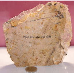 plaque de cristal de roche ou quartz brut poli avec inclusions