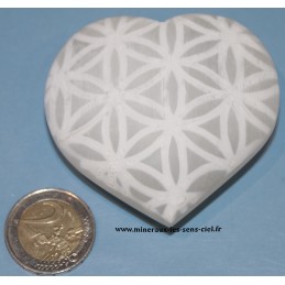 coeur en pierre sélénite avec fleur de vie