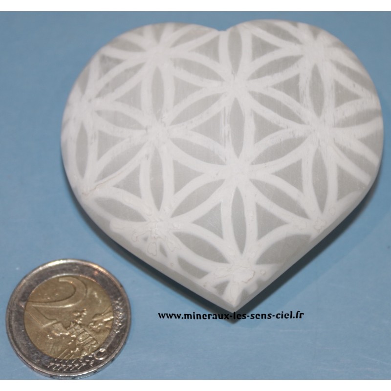 coeur en pierre sélénite avec fleur de vie