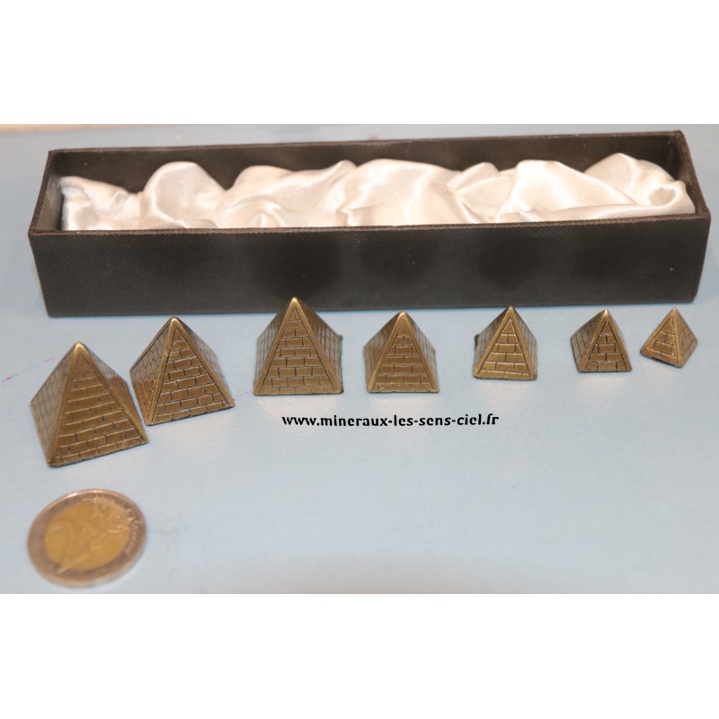 coffret de 7 pyramides métal vieilli d'Egypte