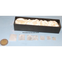 coffret de 7 pyramides en pierres cristal de roche ou quartz